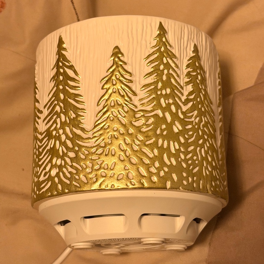 White and Gold Tree Design Diffuser
